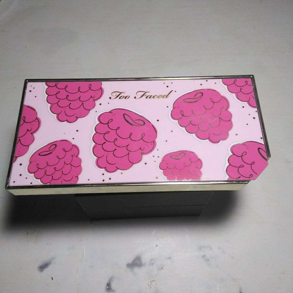 Too faced Razzle Dazzle Berry eyeshadow palette